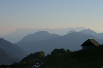 Le Massif des Bauges offre de beaux panoramas sur les Alpes du Nord. Ici le Massif de la Chartreuse