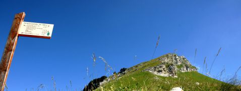 Panneau de randonnée au col de Cochette sous le mont Colombier